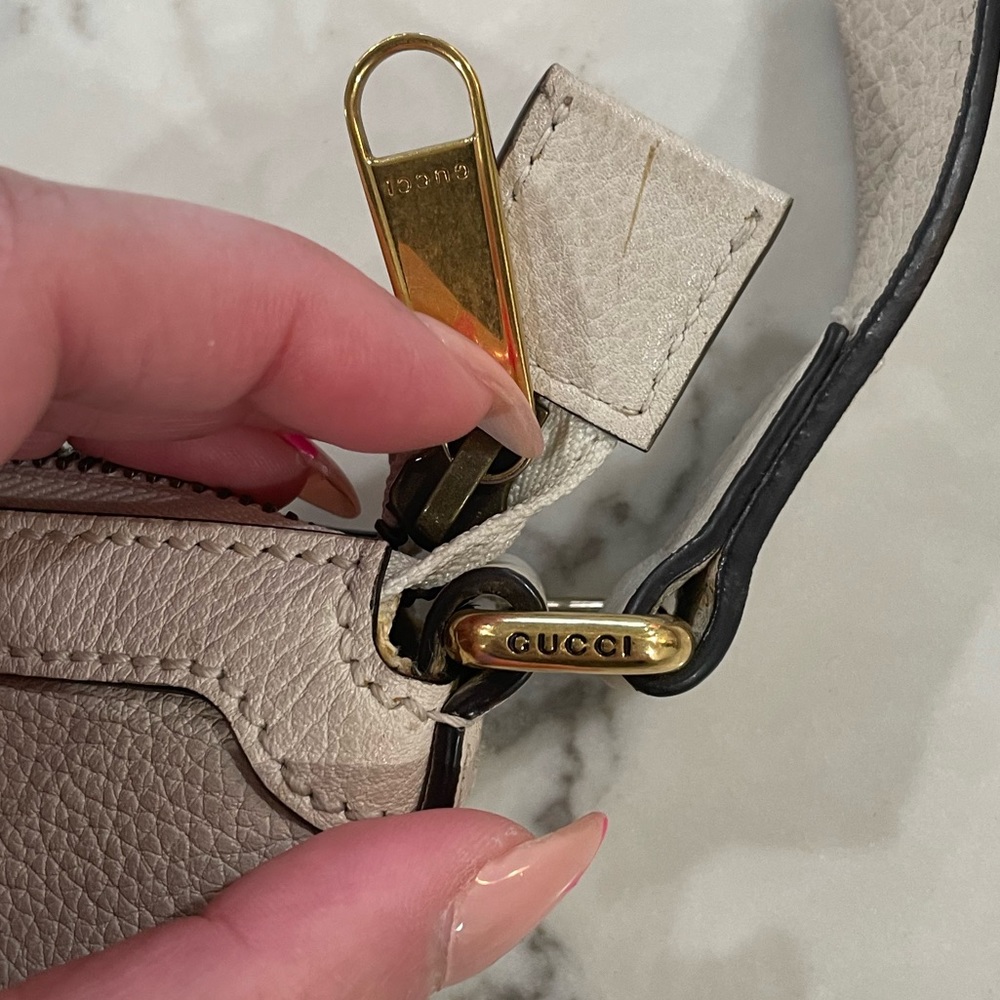 GUCCI half moon hobo bag with vintage GUCCI name logo. - Picture 4 of 15